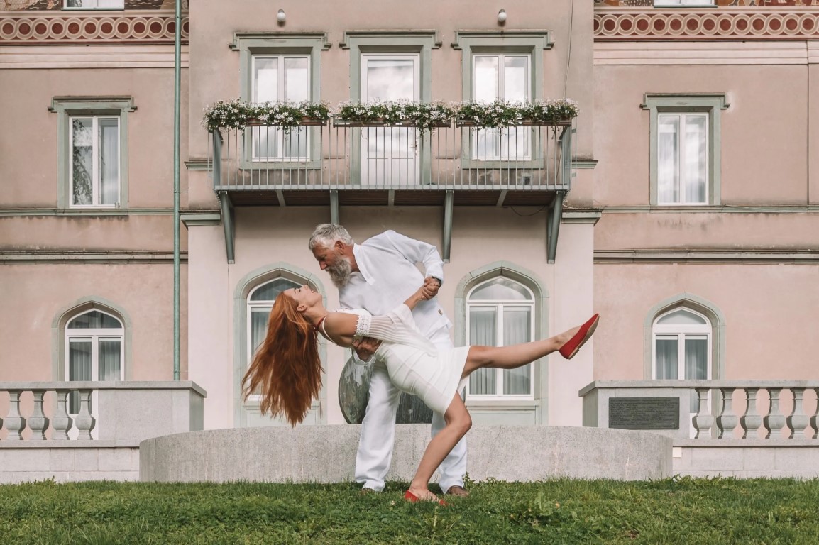 Poročni fotograf Bled – par pri čolnarni